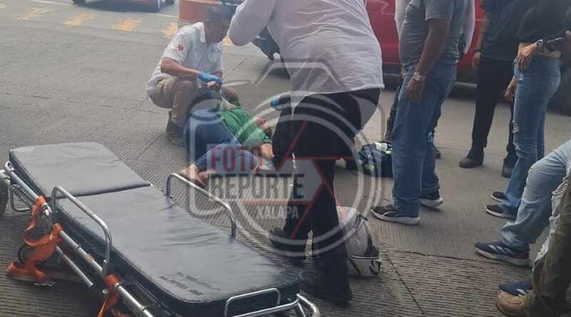 Enterate | Dos lesionados en choque entre automóvil y motocicleta en Lázaro Cárdenas