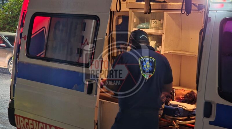 Mujer resulta lesionada en percance vial sobre avenida Xalapa