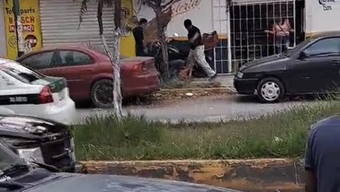 Vecinos retienen y golpean a presuntos ladrones