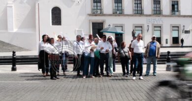 Protestan empleados estatales; exigen audiencia con la gobernadora