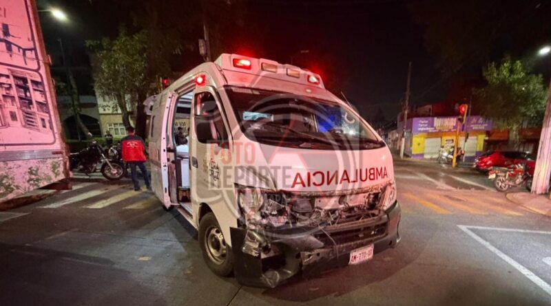 Choque entre ambulancia y vehículo particular