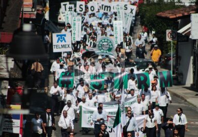 Participan trabajadores en desfile del Día del Trabajo