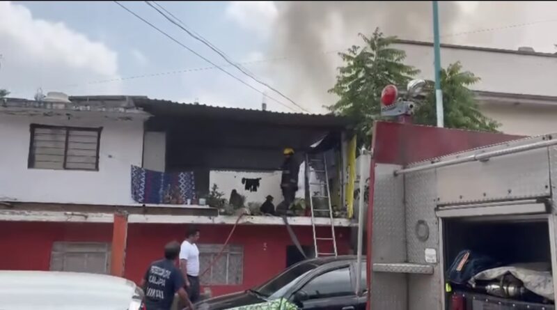 Bomberos combaten fuerte incendio en la colonia Emiliano Zapata