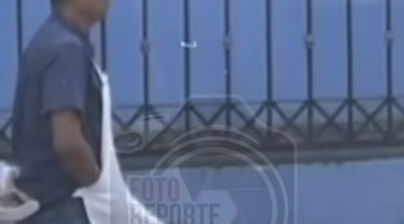 “¡Cuidado con lo que comes!” Exhiben a vendedor de nieves en acto antihigiénico