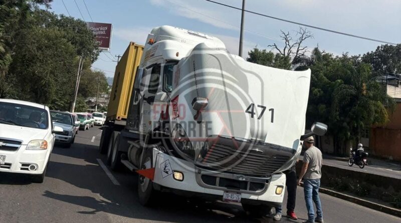 Tráiler descompuesto genera carga vehicular