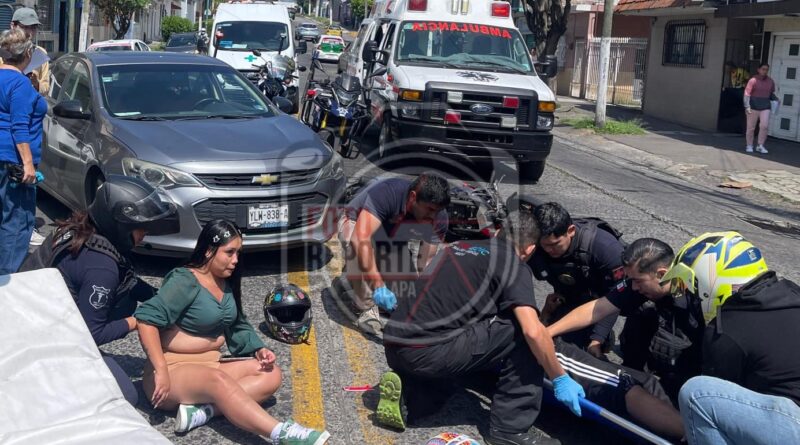 Pareja en motocicleta resulta lesionada tras choque