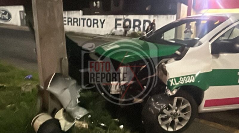Taxi choca contra poste de cámaras del C4; conductor resulta lesionado