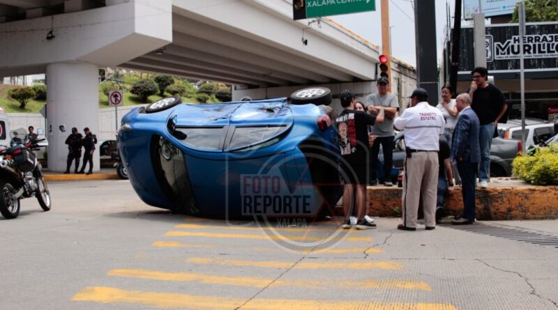 Volcadura en Circuito Presidentes deja daños a vehículos y fachada de local