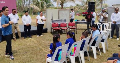 Rafa Fararoni y SEV entregan mobiliario a escuelas de San Andrés Tuxtla 