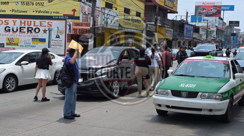 Percance entre dos camionetas deja daños materiales