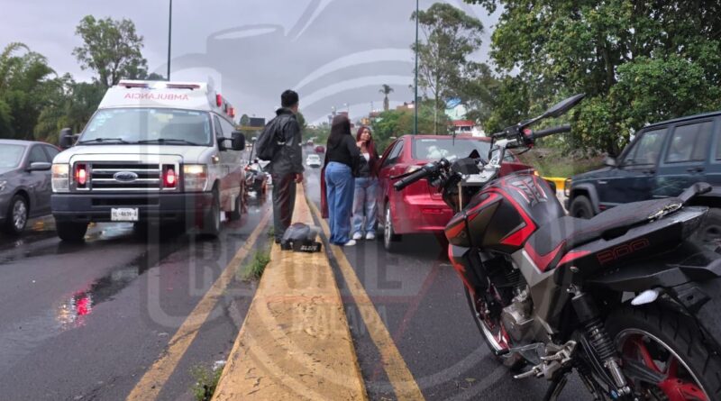 Motociclista termina sobre el toldo de un vehículo tras choque