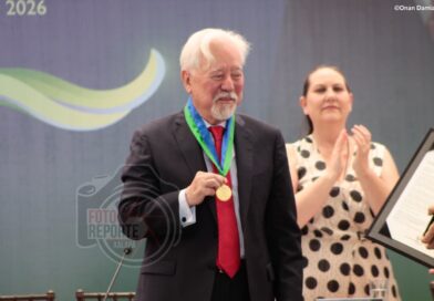 UV entrega Doctorado Honoris Causa a Axel Didriksson