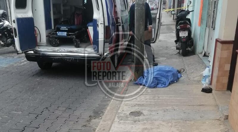 Fallece hombre en el centro de Coatepec