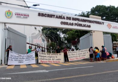 Habitantes de Pajapan se manifiestan en la SIOP