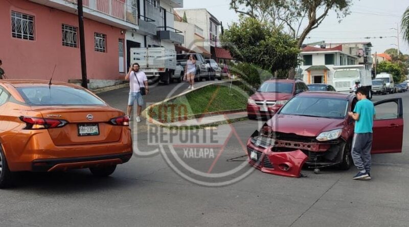 Choque entre dos vehículos sobre Justino Sarmiento