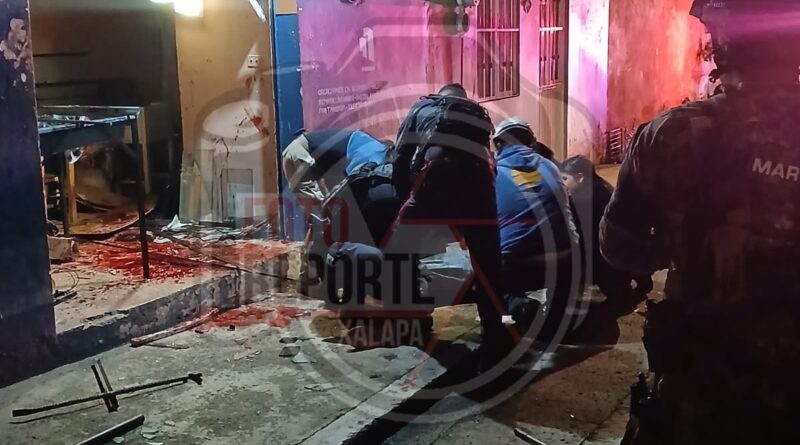 Hombre con heridas en ambos brazos moviliza a cuerpos de emergencia durante la madrugada