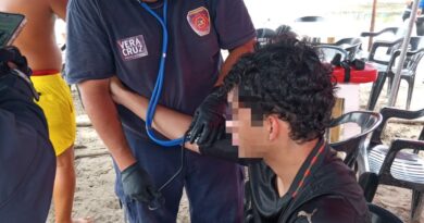 Guardavidas municipales de Veracruz rescatan a joven en riesgo en playa Villa del Mar