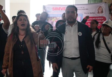 Integrantes del SIMVE se manifiestan durante conferencia de la gobernadora