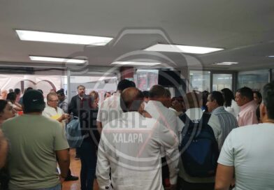 Toman instalaciones de Recursos Humanos de la SEV; 45 sindicatos exigen diálogo con la nueva titular