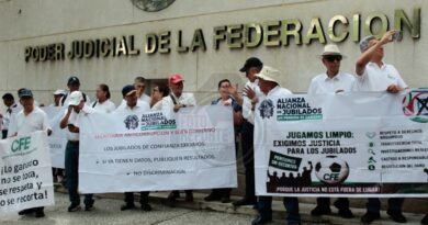 Jubilados de CFE protestan frente al Poder Judicial por recorte a pensiones