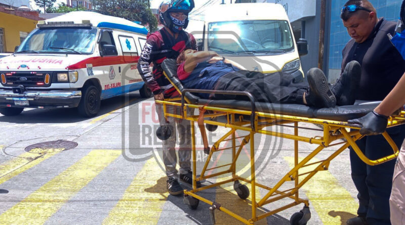 Mujer a bordo de una moto es derribada en avenida Lázaro Cárdenas