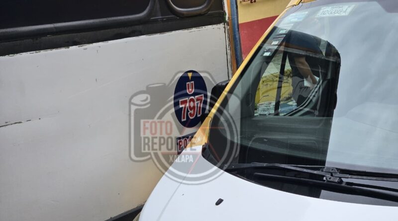 Accidente entre camión y camioneta bloquea la calle José Ma. Arteaga