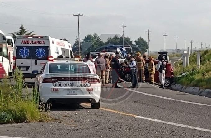 Choque entre autobús AU y automóvil deja tres personas sin vida