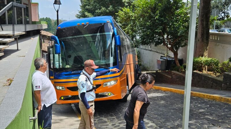 Logran retirar autobús que quedó atorado