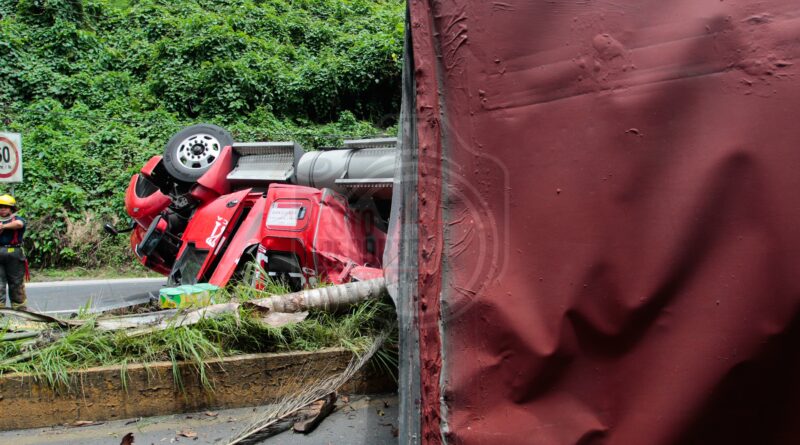 Vuelca tráiler cargado con leche en polvo en el bulevar Xalapa–Coatepec