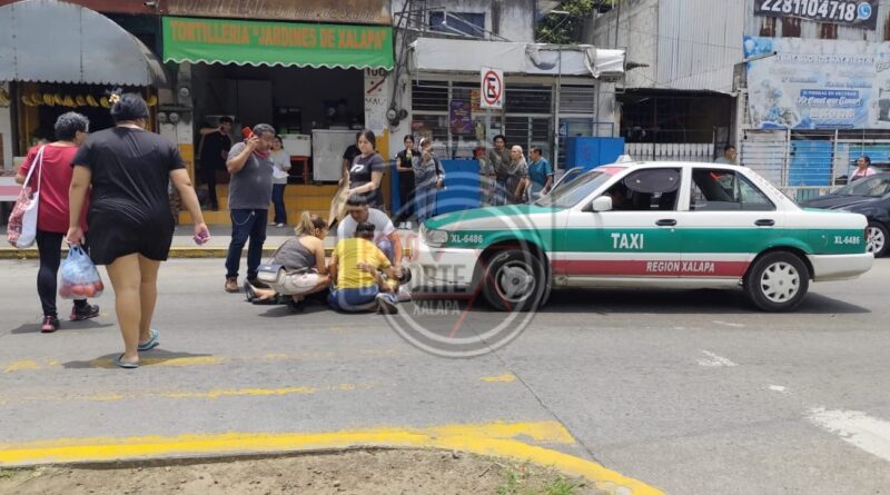Adulta mayor es atropellada por un taxi
