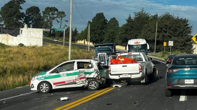 Aparatoso choque entre taxi y camioneta en la carretera Xalapa–Perote: deja daños materiales