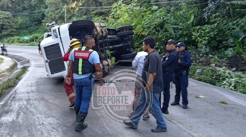 Tractocamión cisterna bloquea parcialmente la circulación en la carretera Xalapa–Misantla
