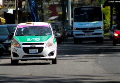 Taxistas rechazan entrada de autos particulares a plataformas