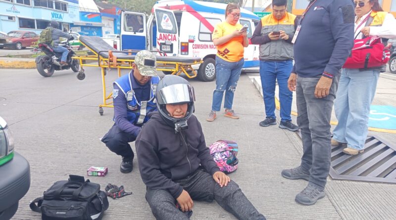 Motociclista resulta lesionado tras choque con taxi