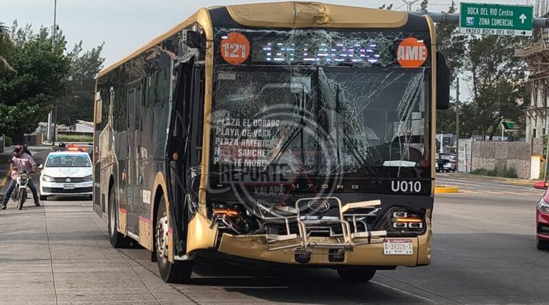 Camión de los Ulúa termina con el frente destrozado tras choque