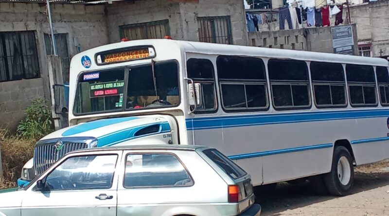 Vehículo se viene de reversa y choca contra camion