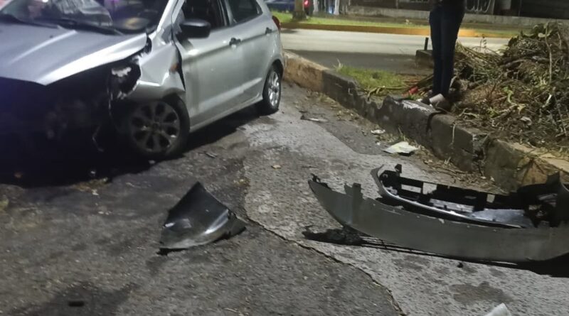 Intentó escapar tras choque; conductora de auto gris impacta camioneta