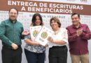 Garantiza Rosa María patrimonio de familias en colonias de Veracruz con entrega de escrituras