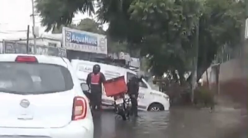 Camioneta termina encunetada tras intensas lluvias
