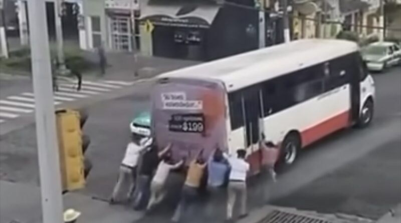 Camión de pasajeros queda varado por falla mecánica
