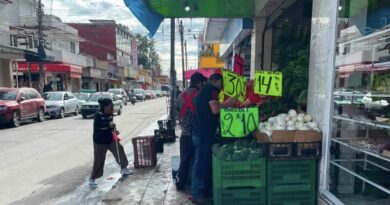Denuncian invasión de banqueta por negocio en avenida Ébano