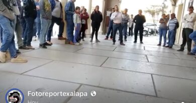 Habitantes toman el Palacio Municipal de Naolinco por incumplimiento de obra y falta de pago