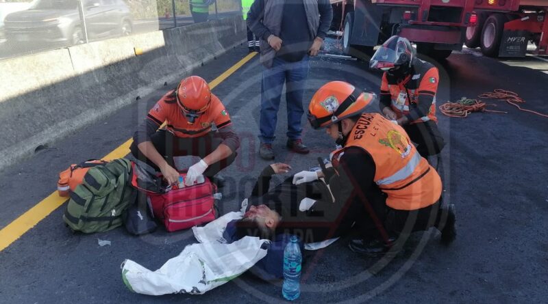 Torton se queda sin frenos y choca contra tráiler en la Xalapa-Perote