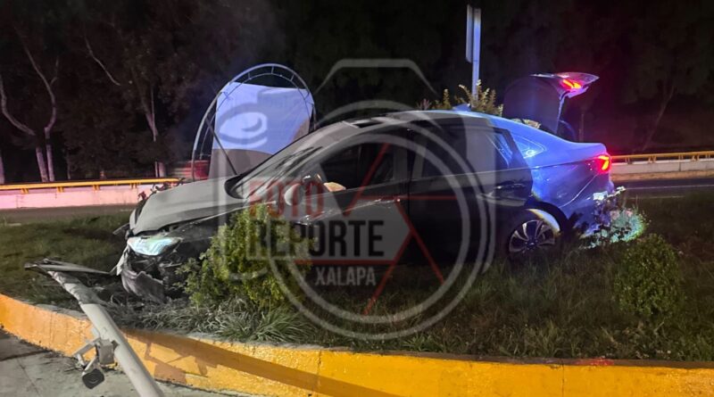 Chocan sobre Lázaro Cárdenas y abandonan el vehículo