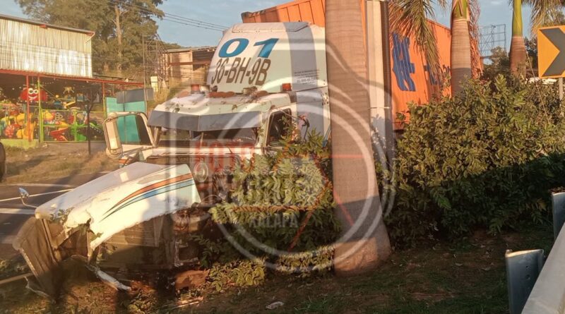 Tráiler pierde el control y termina sobre el camellón