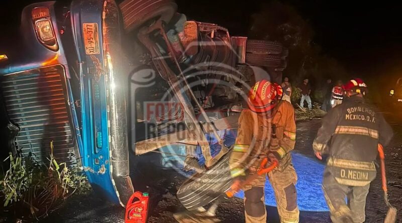 Tráiler cargado de limones pierde el control y termina volcado