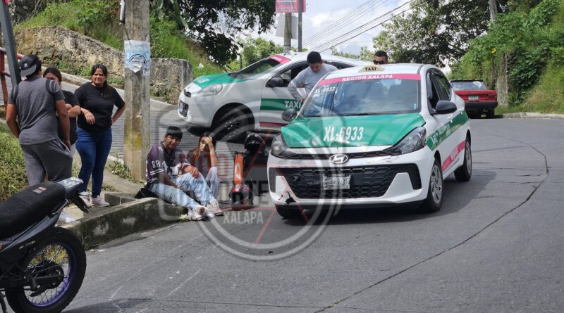 Taxi impacta a motociclista en la colonia Arroyo Blanco