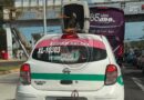 Perrito es transportado arriba de un Taxi