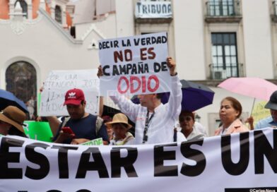 Personal del CAE leen pliego petitorio en Plaza Lerdo; exigen abasto y atención a crisis hospitalaria