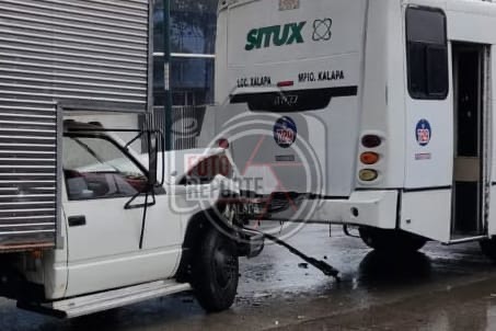 Camioneta choca contra autobús en Lázaro Cárdenas; conductor se da a la fuga